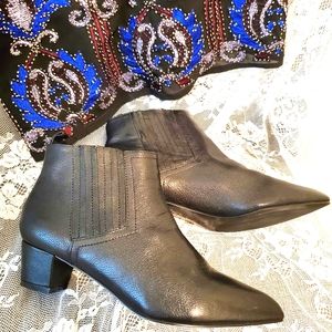 **SOLD**Nine West leather black booties